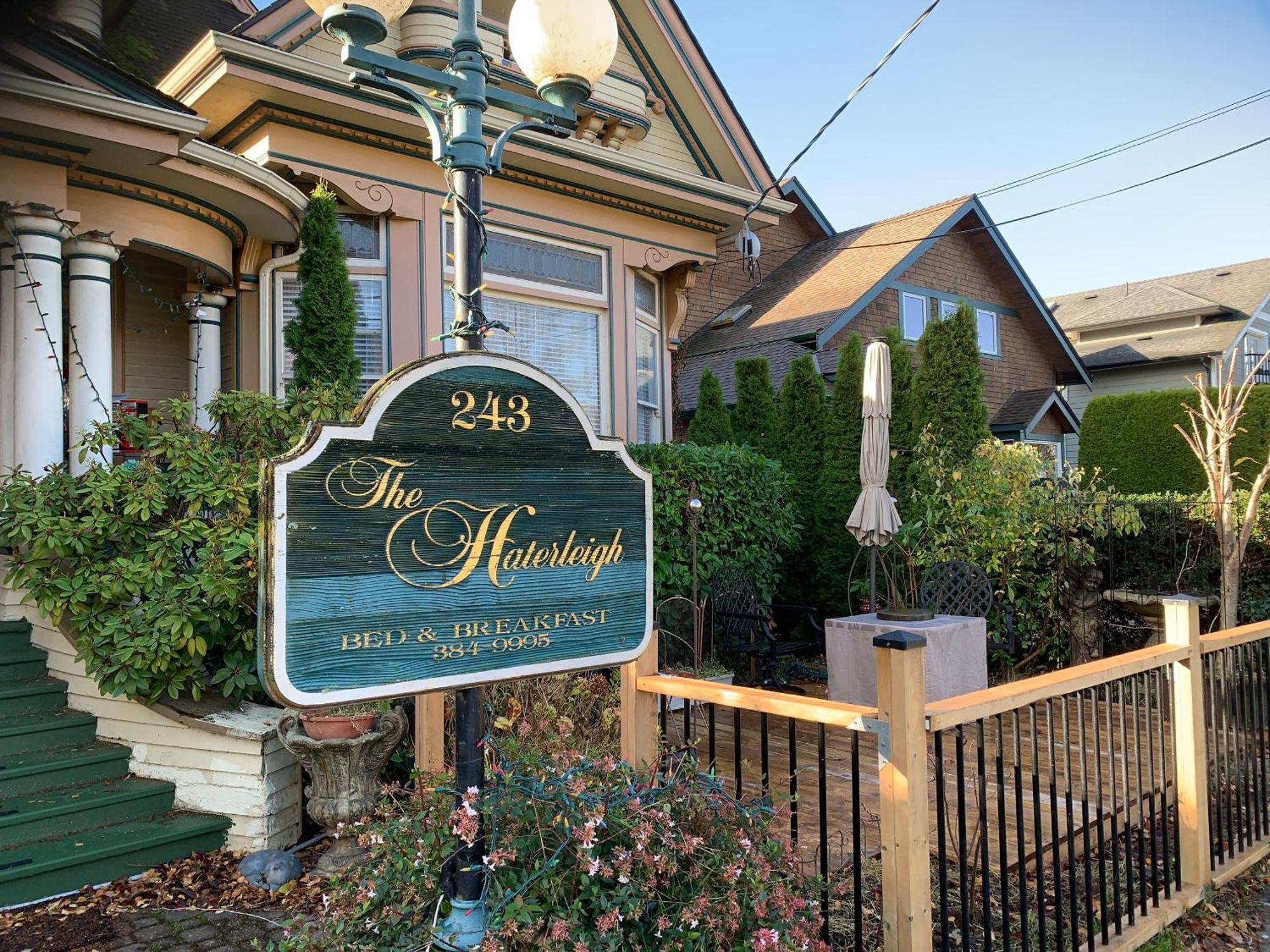 Haterleigh Heritage Inn Виктория Экстерьер фото