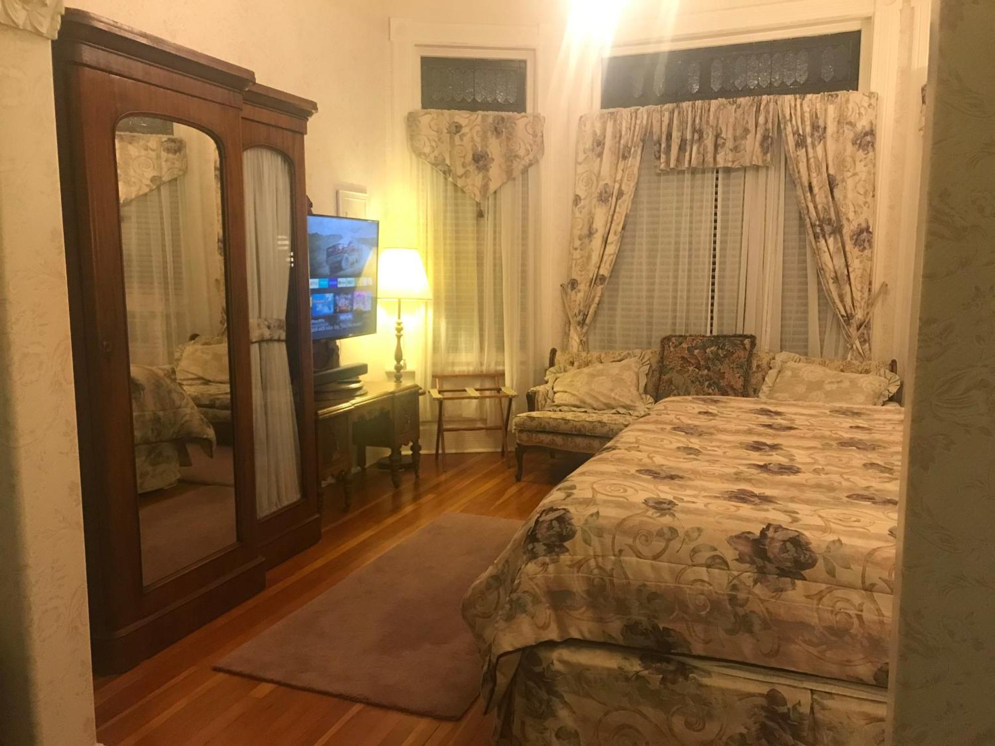 Haterleigh Heritage Inn Виктория Экстерьер фото