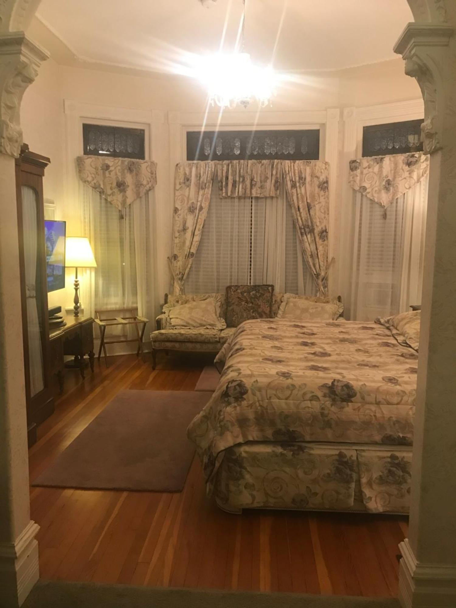 Haterleigh Heritage Inn Виктория Экстерьер фото
