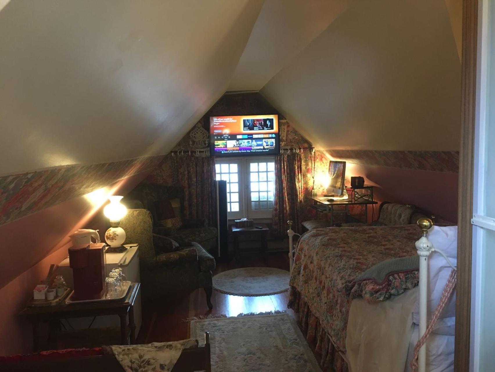 Haterleigh Heritage Inn Виктория Экстерьер фото