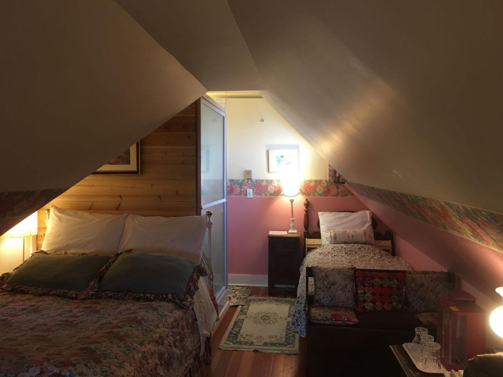 Haterleigh Heritage Inn Виктория Экстерьер фото