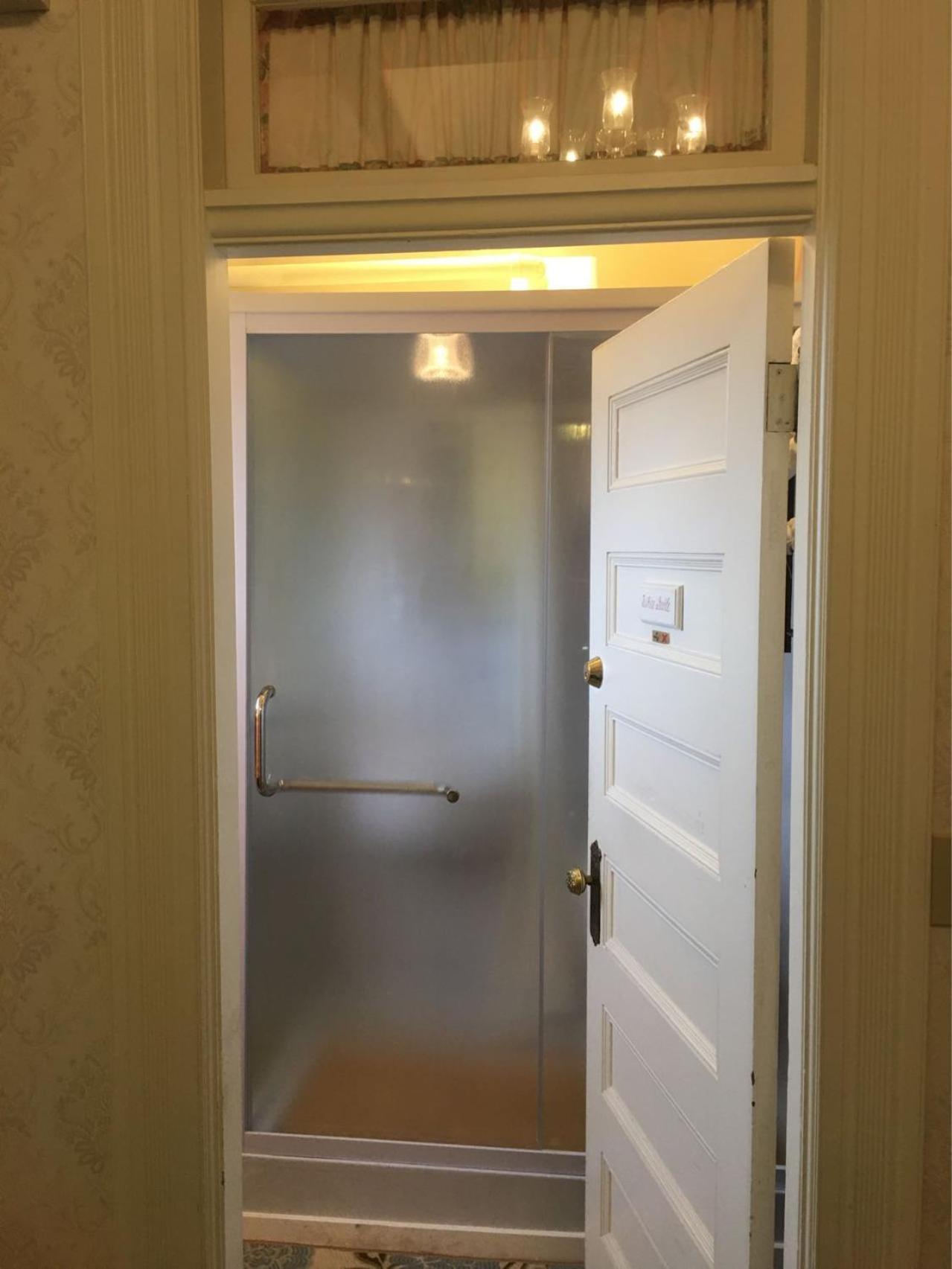 Haterleigh Heritage Inn Виктория Экстерьер фото