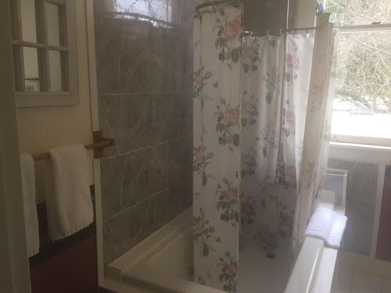 Haterleigh Heritage Inn Виктория Экстерьер фото