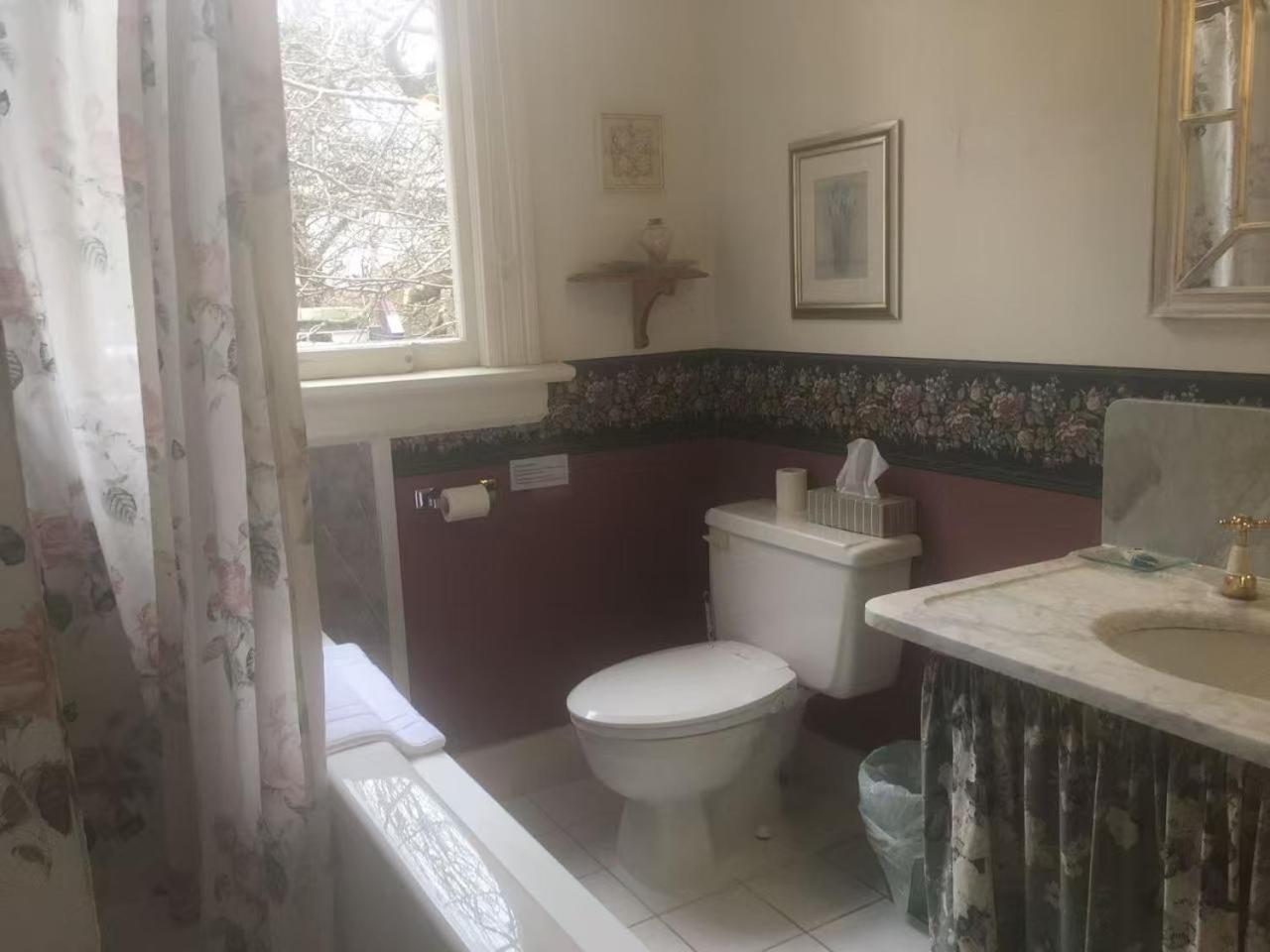 Haterleigh Heritage Inn Виктория Экстерьер фото