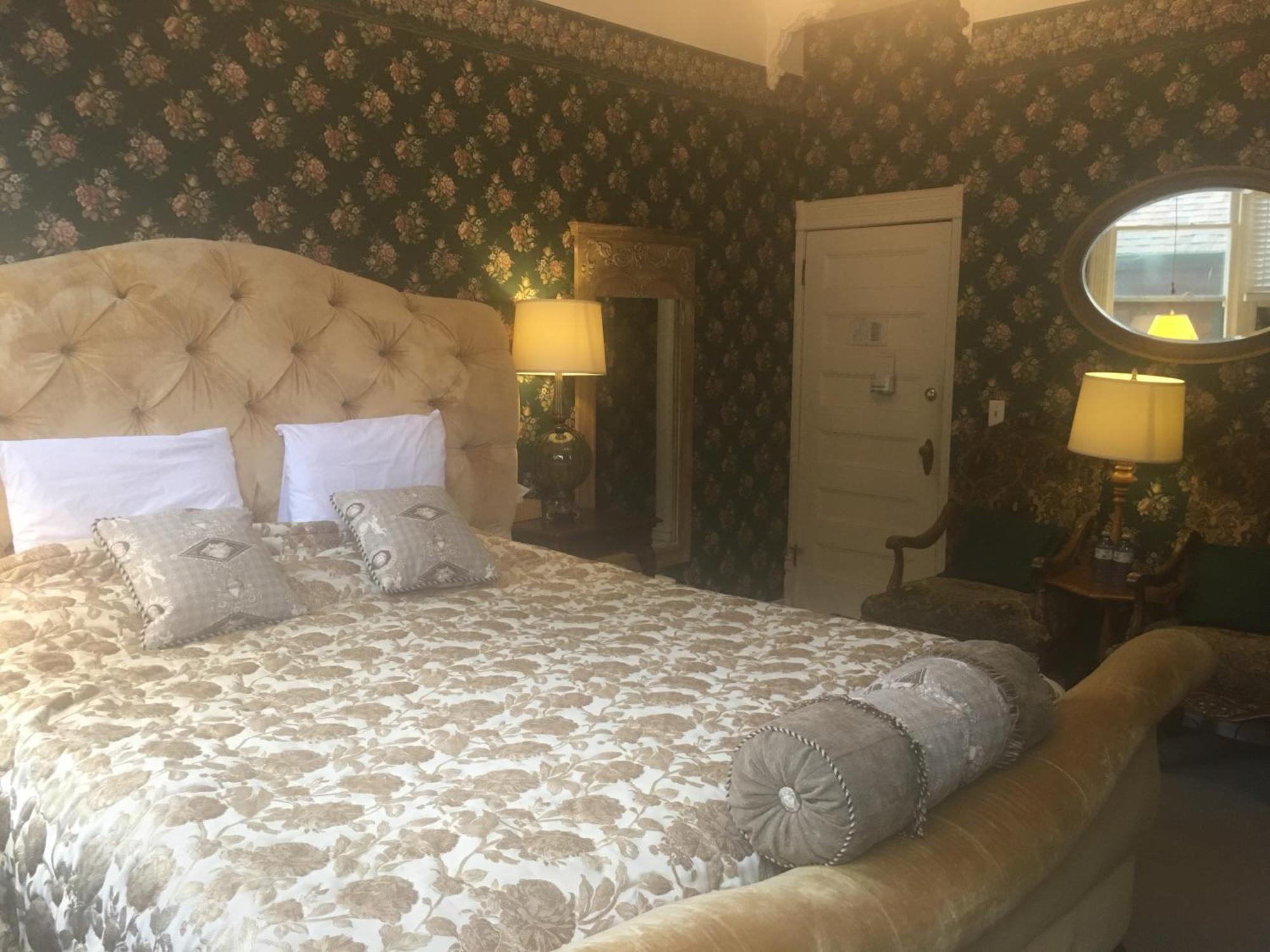 Haterleigh Heritage Inn Виктория Экстерьер фото
