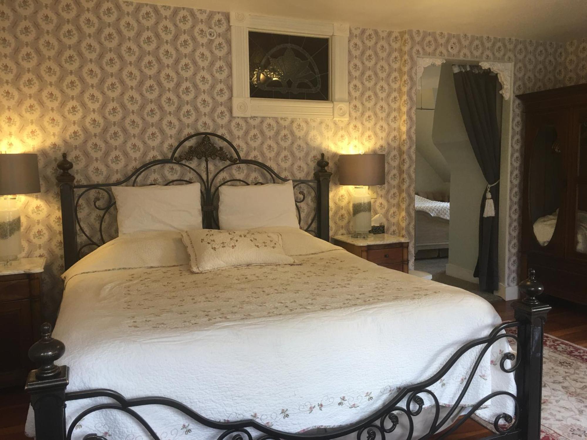 Haterleigh Heritage Inn Виктория Экстерьер фото
