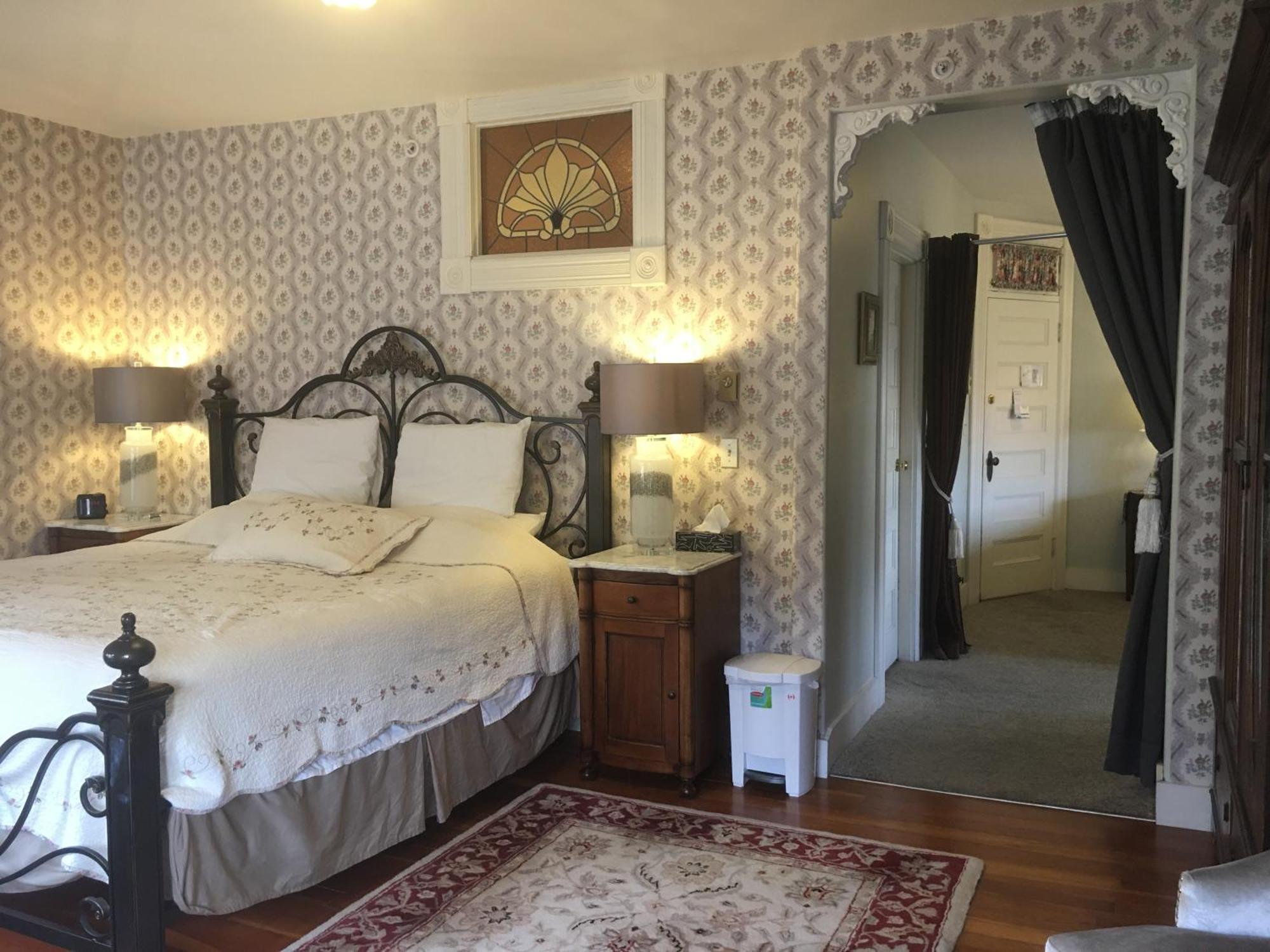 Haterleigh Heritage Inn Виктория Экстерьер фото