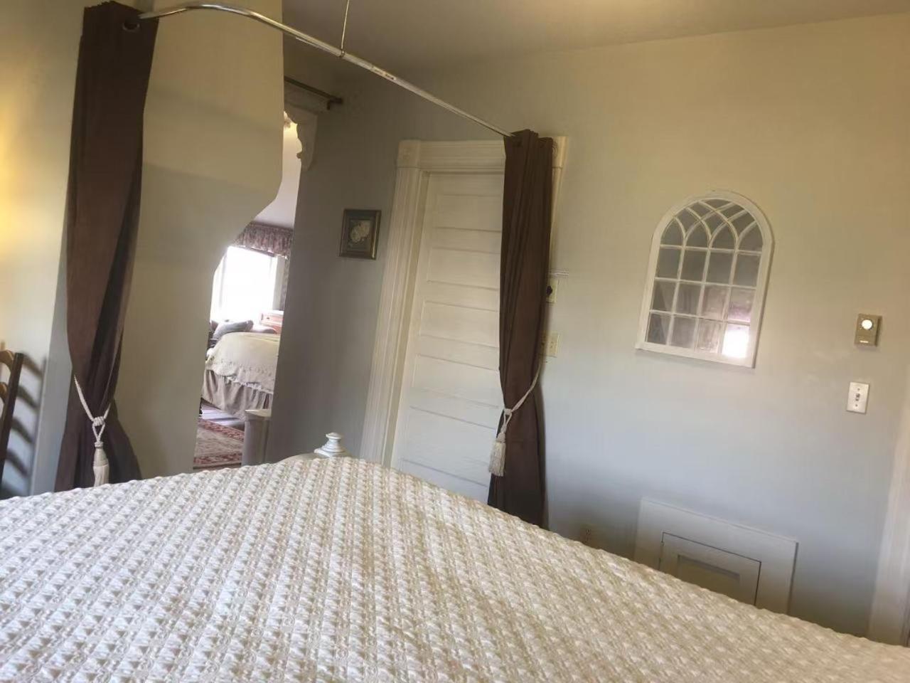 Haterleigh Heritage Inn Виктория Экстерьер фото