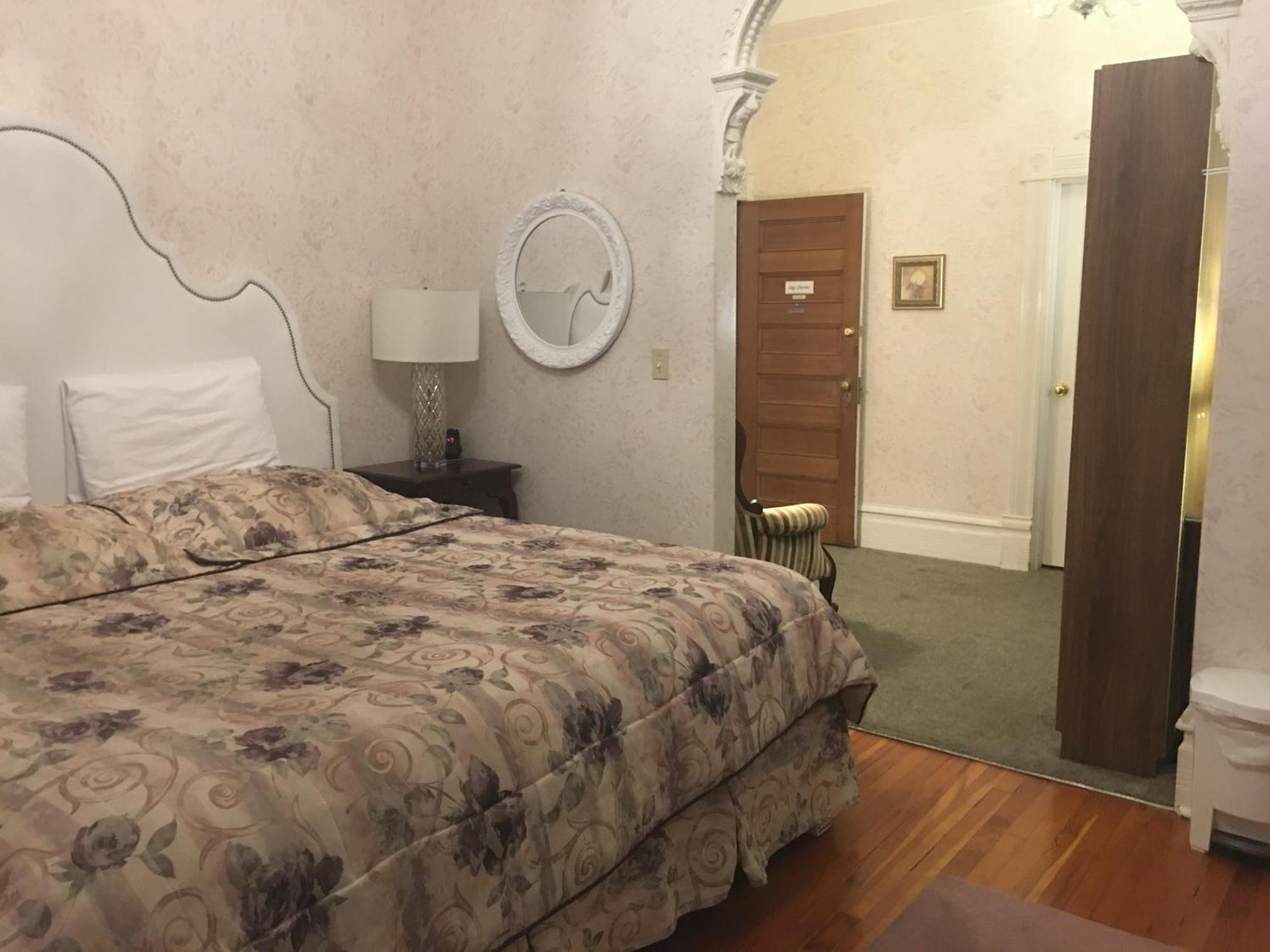 Haterleigh Heritage Inn Виктория Экстерьер фото