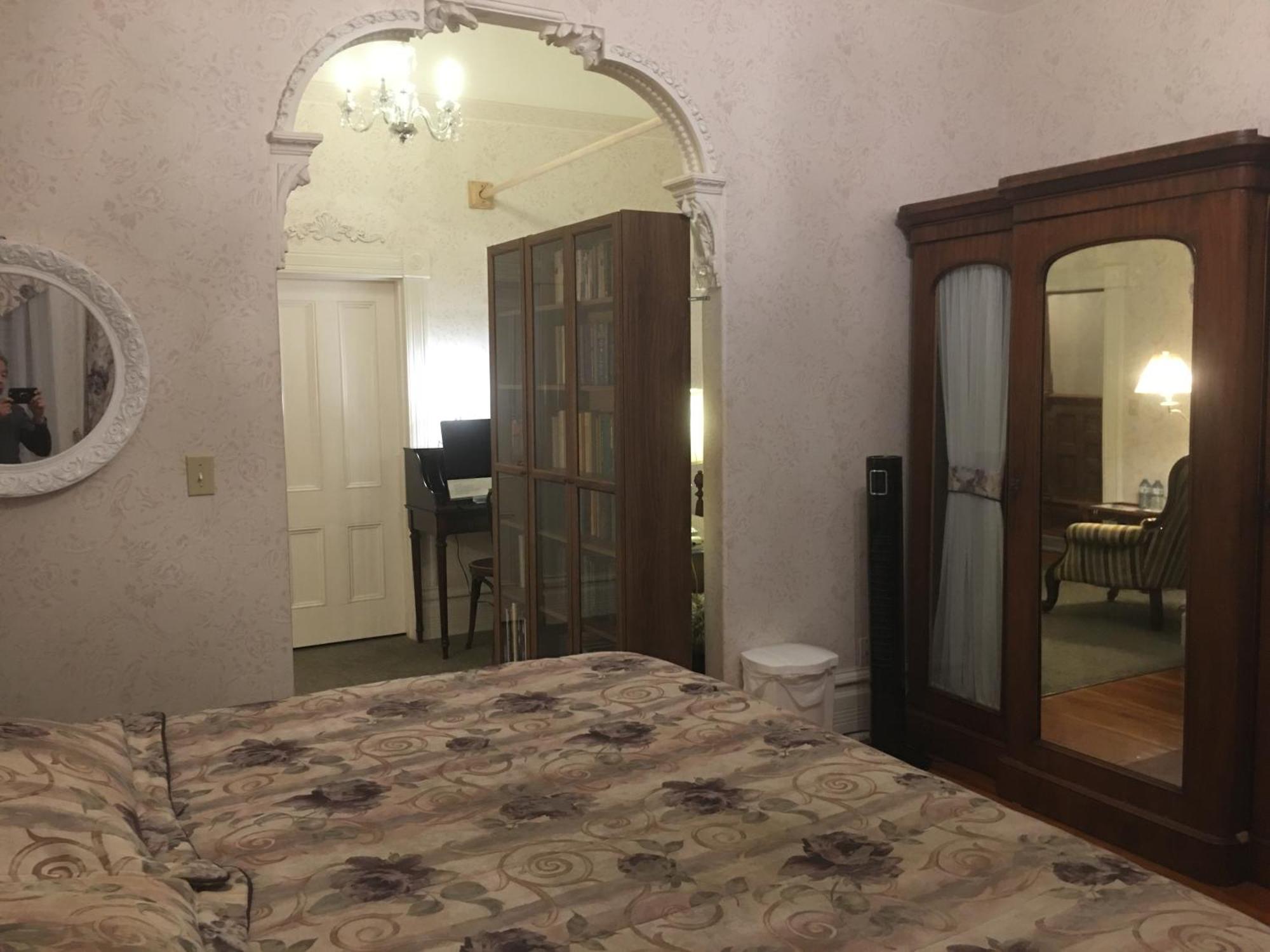 Haterleigh Heritage Inn Виктория Экстерьер фото